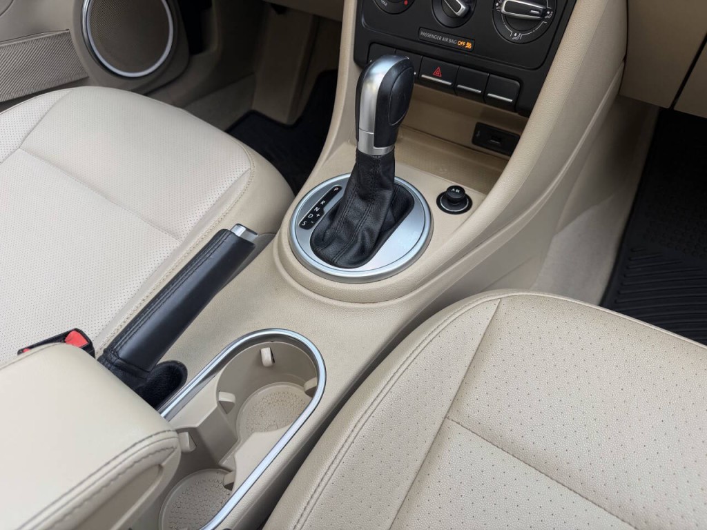 2016 Volkswagen Beetle Image 32