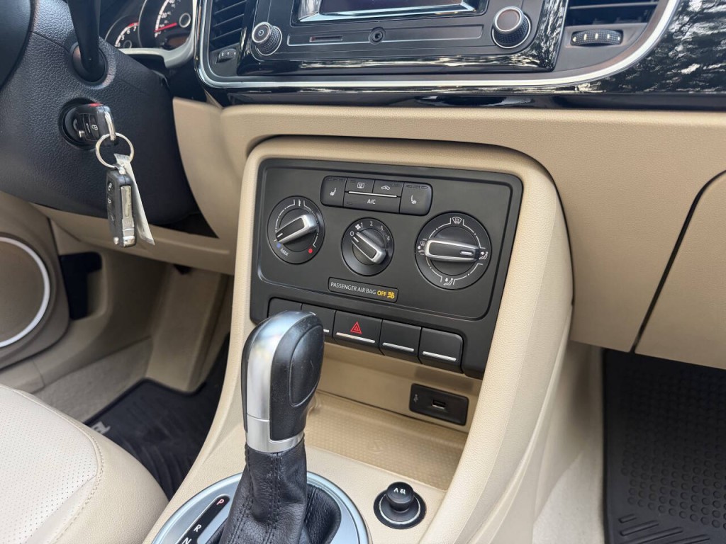 2016 Volkswagen Beetle Image 33