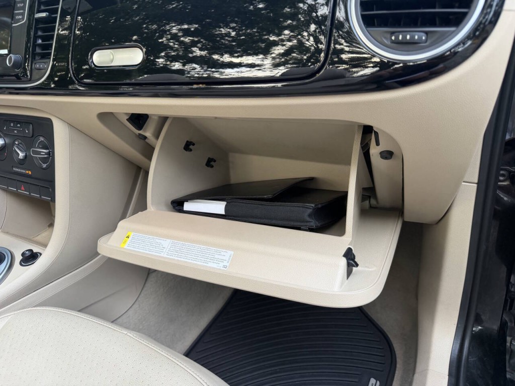 2016 Volkswagen Beetle Image 35
