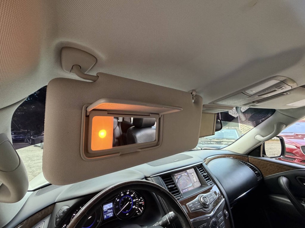 2017 INFINITI QX80 Image 24