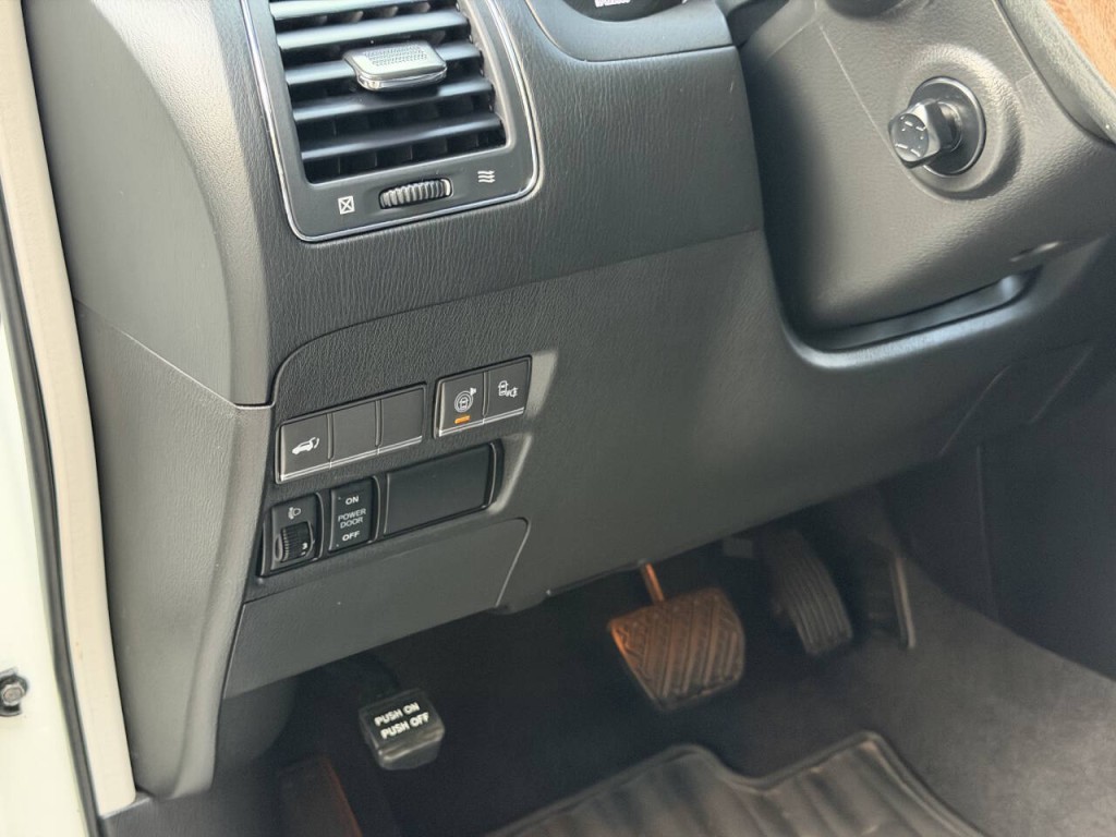 2017 INFINITI QX80 Image 29