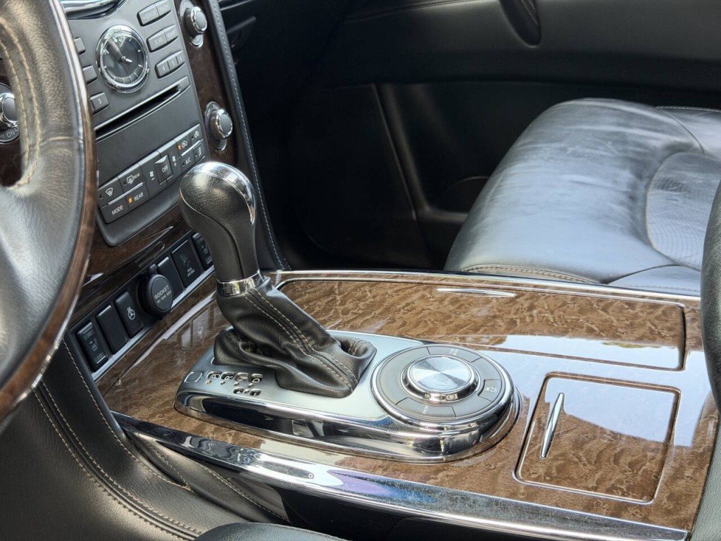 2017 INFINITI QX80 Image 30