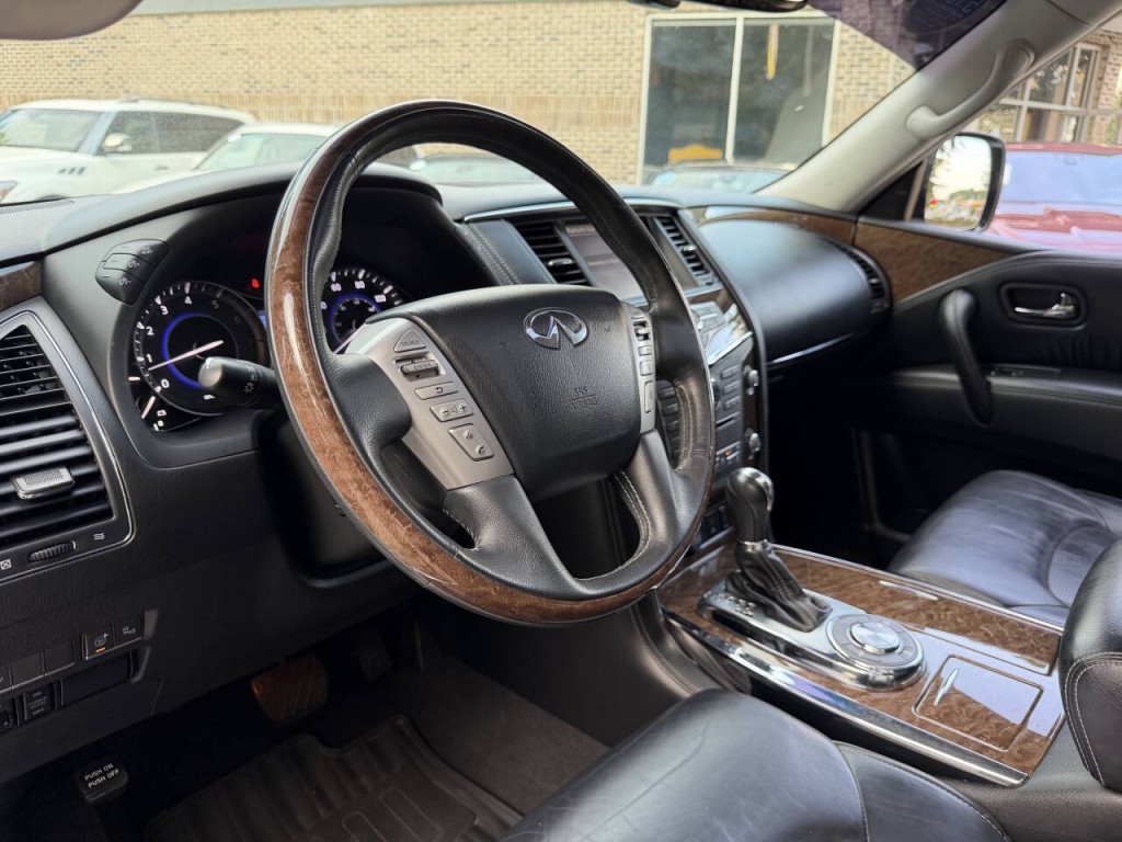 2017 INFINITI QX80 Image 31