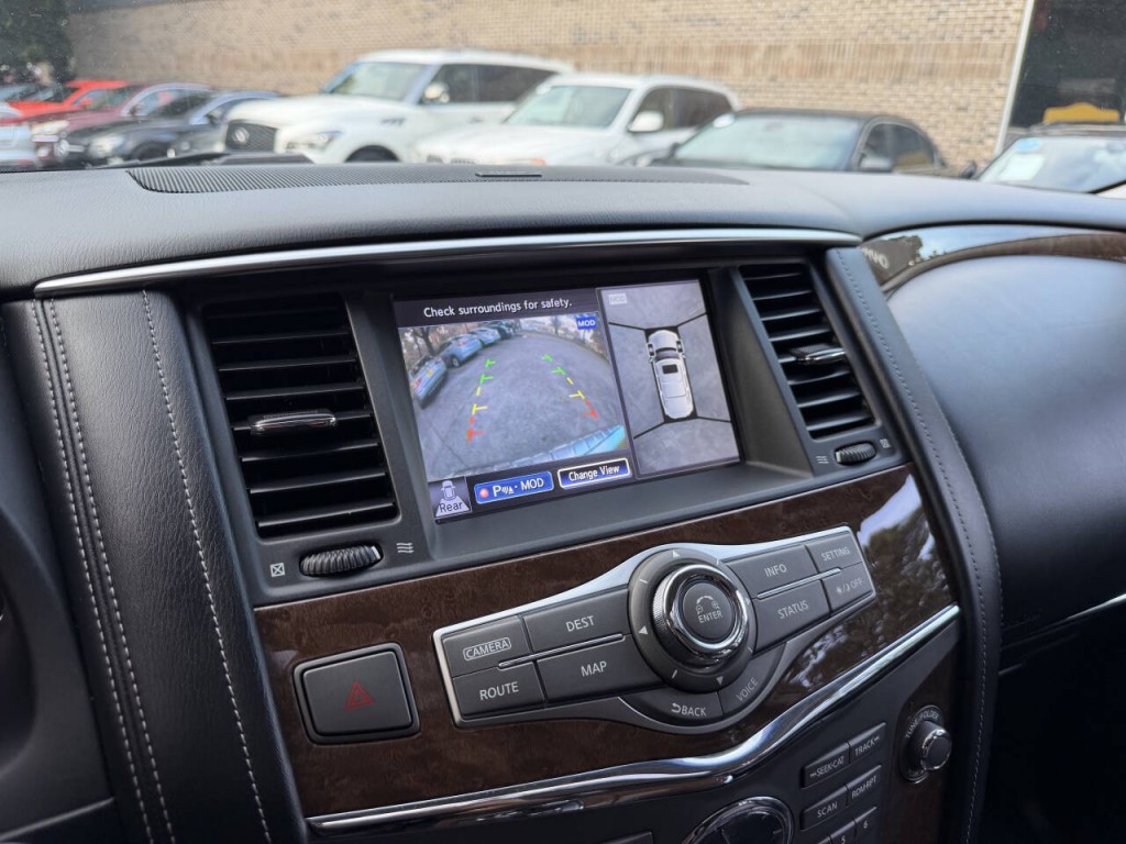 2017 INFINITI QX80 Image 32