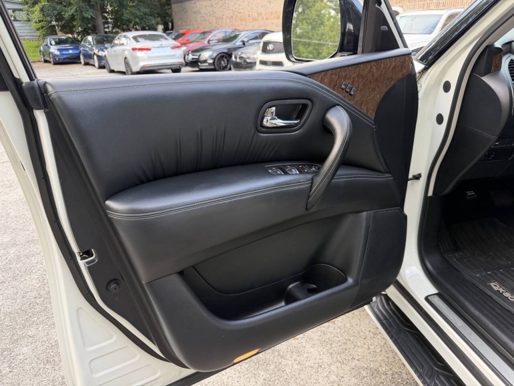2017 INFINITI QX80 Image 33