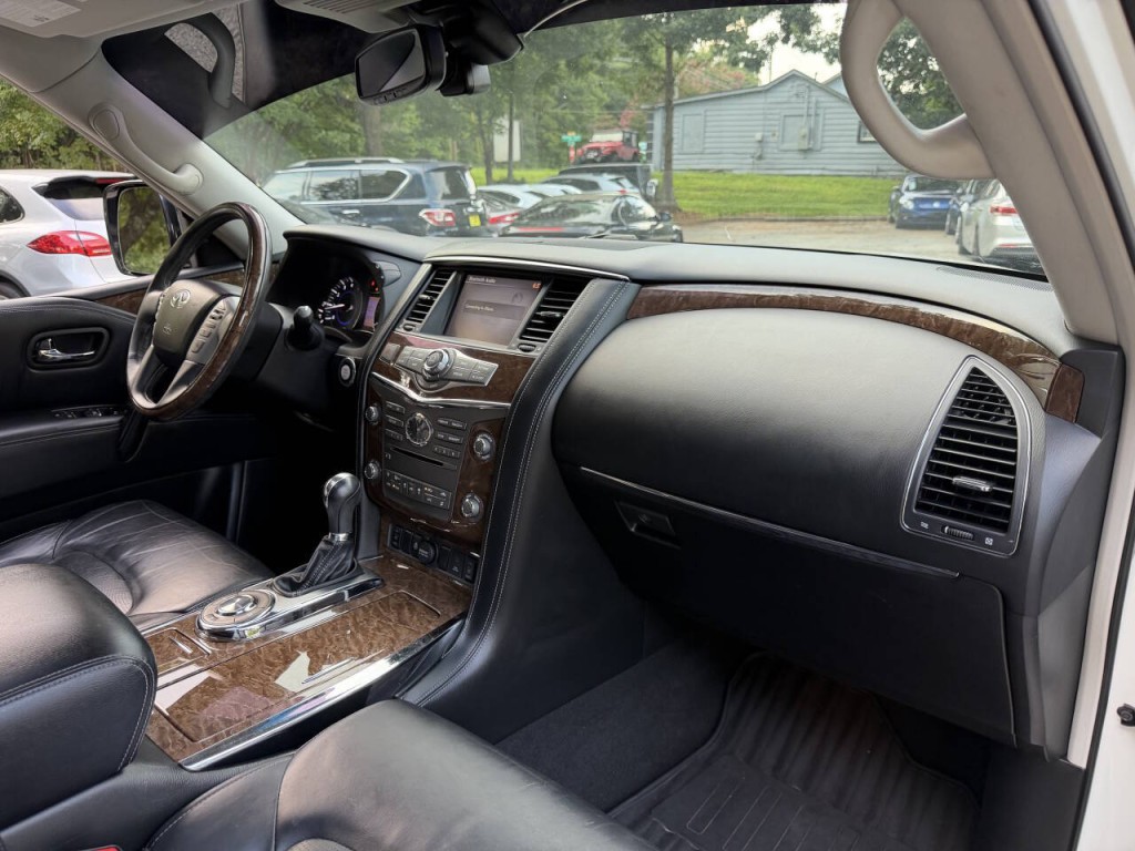 2017 INFINITI QX80 Image 36