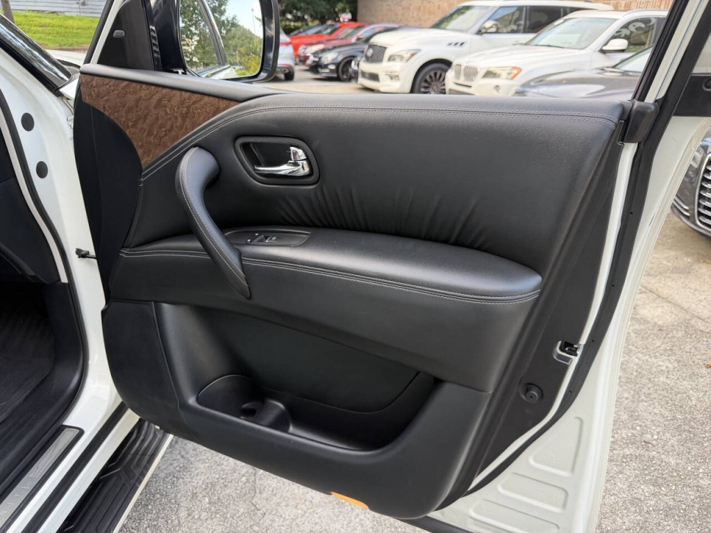 2017 INFINITI QX80 Image 37