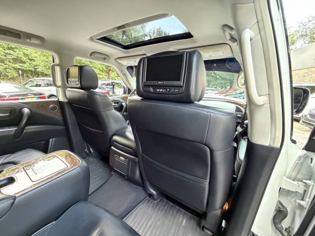 2017 INFINITI QX80 Image 38