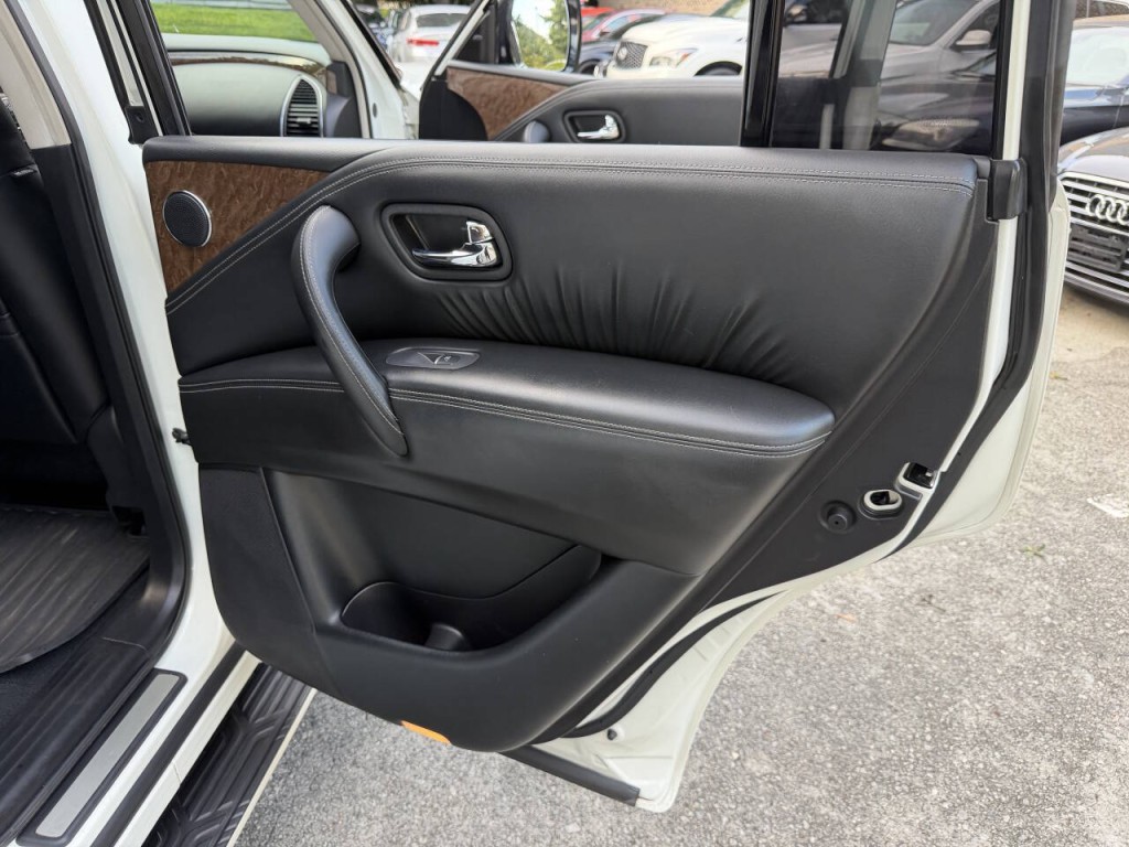 2017 INFINITI QX80 Image 39