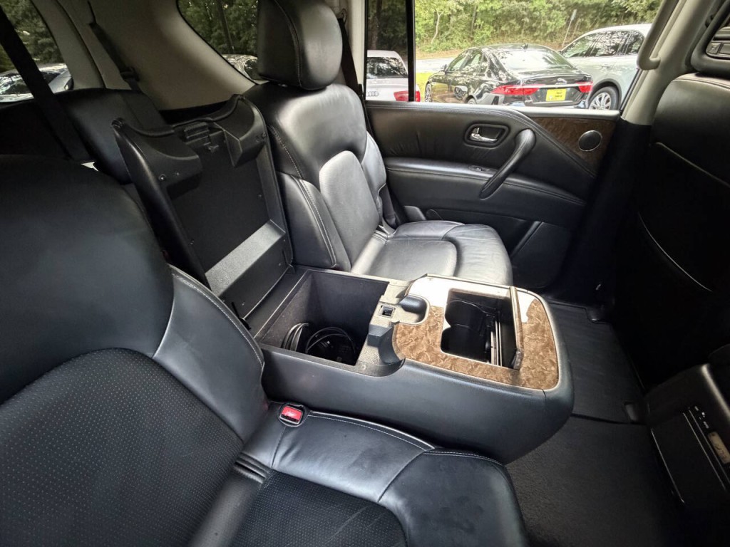 2017 INFINITI QX80 Image 40
