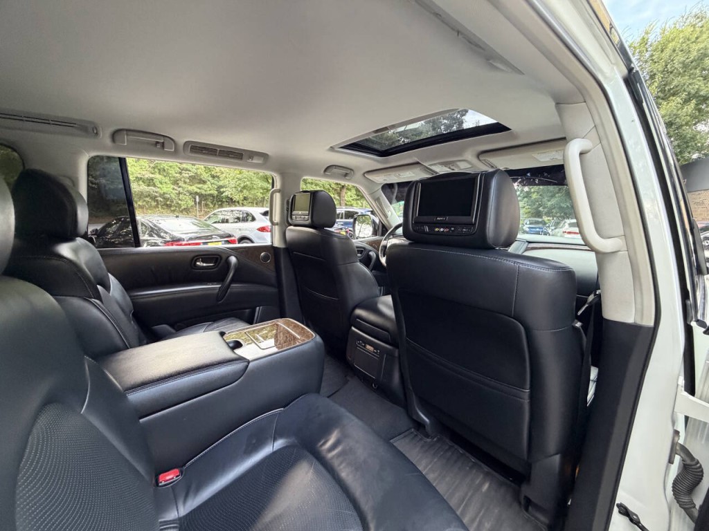 2017 INFINITI QX80 Image 41