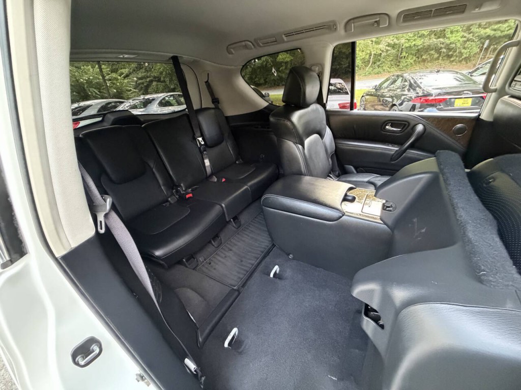 2017 INFINITI QX80 Image 42