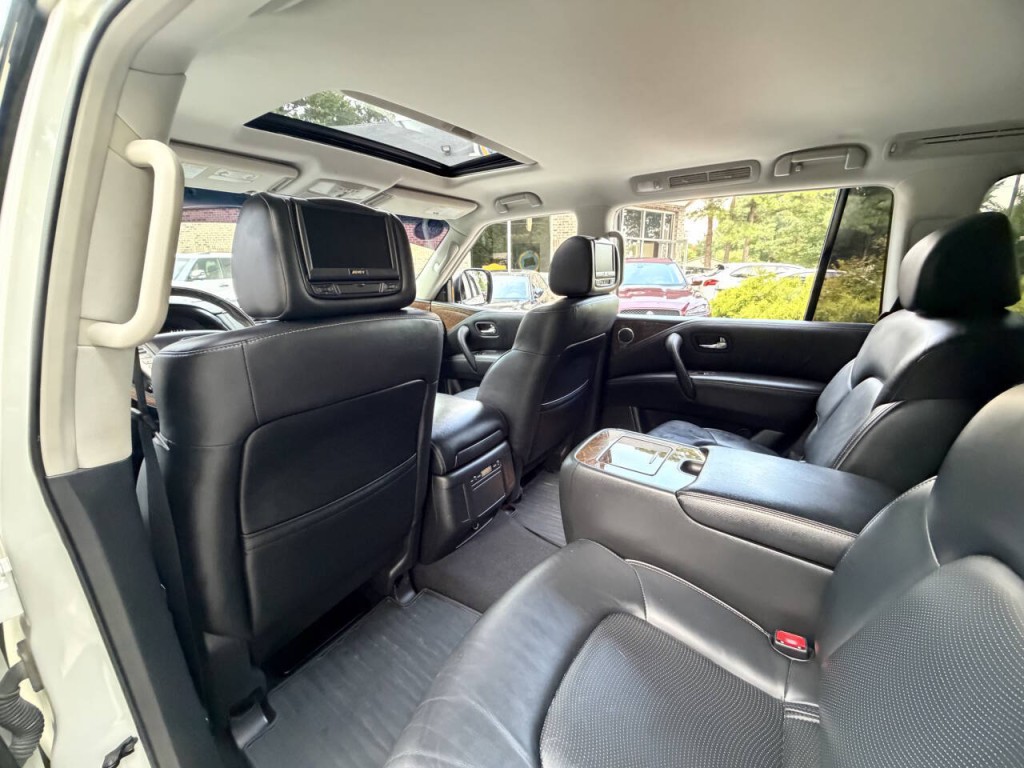 2017 INFINITI QX80 Image 48
