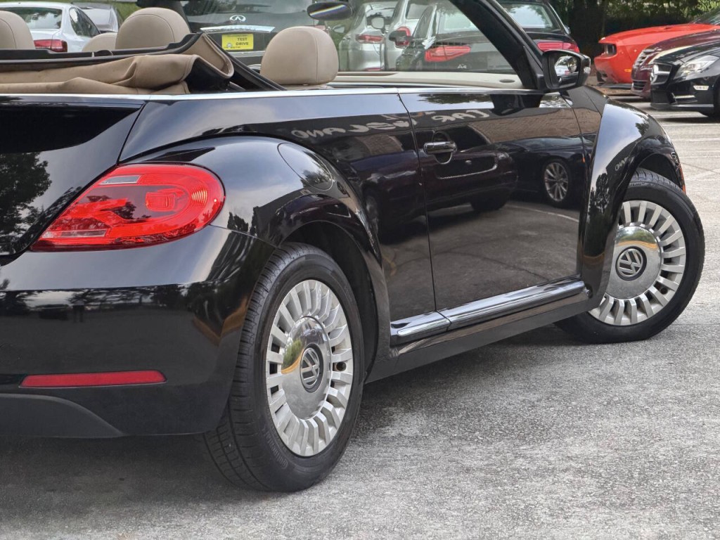 2014 Volkswagen Beetle Image 2