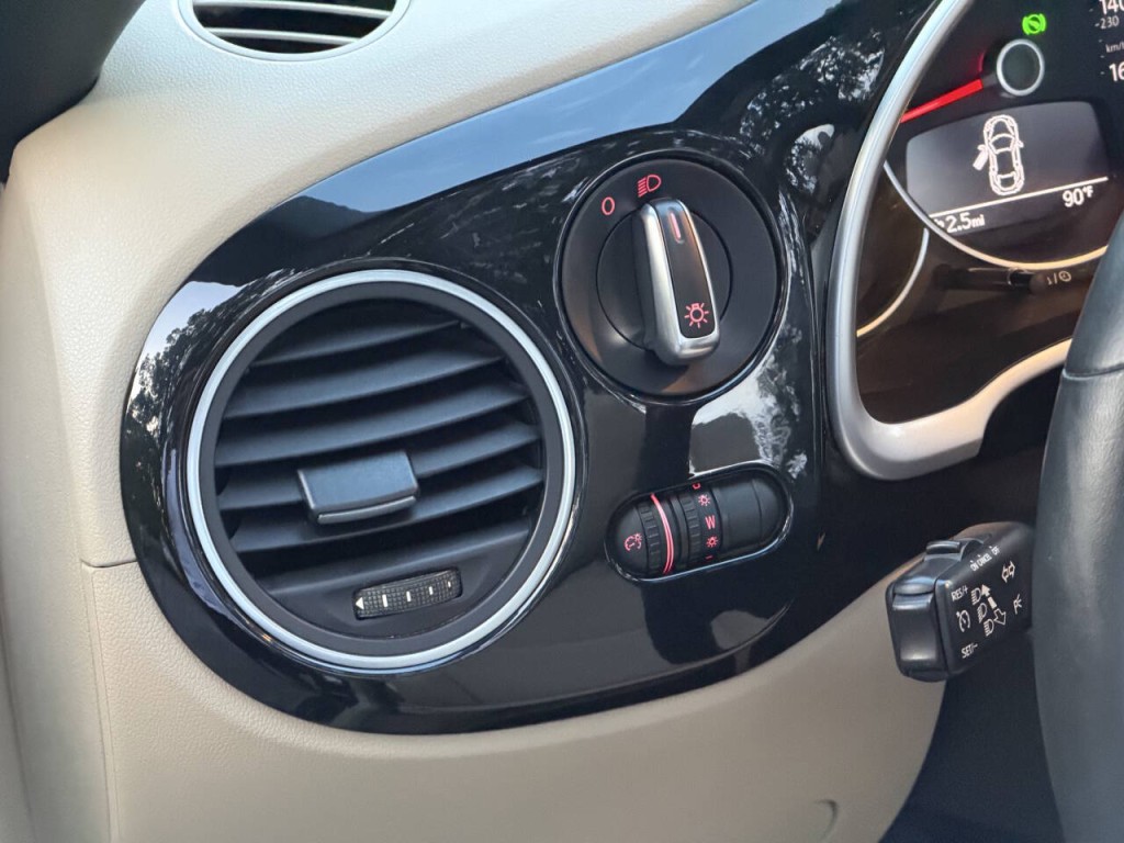 2014 Volkswagen Beetle Image 22