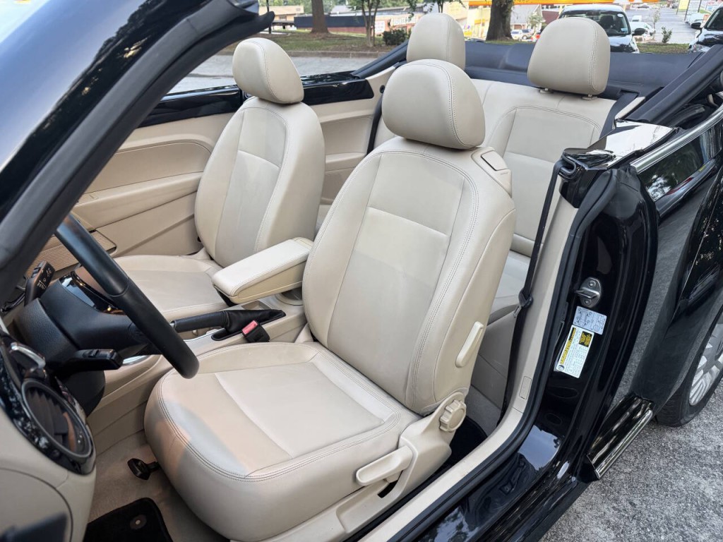 2014 Volkswagen Beetle Image 24