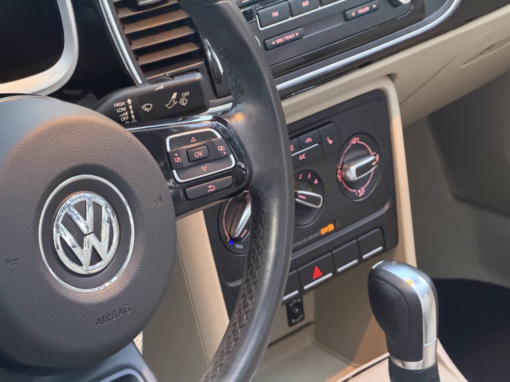 2014 Volkswagen Beetle Image 25