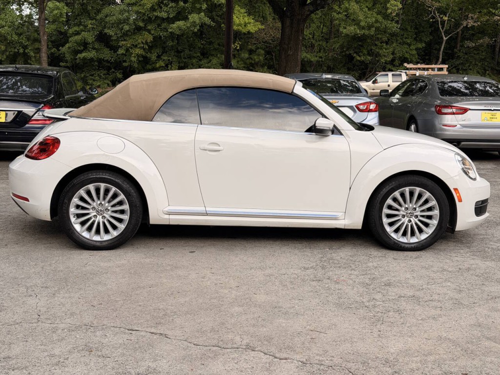 2014 Volkswagen Beetle Image 2