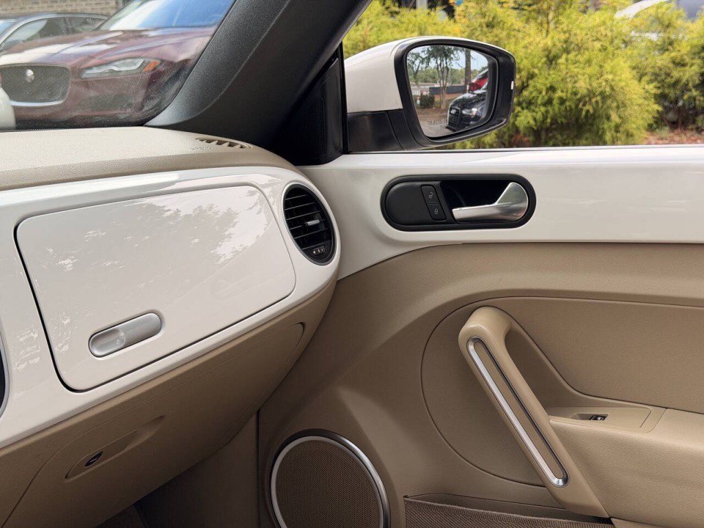 2014 Volkswagen Beetle Image 16