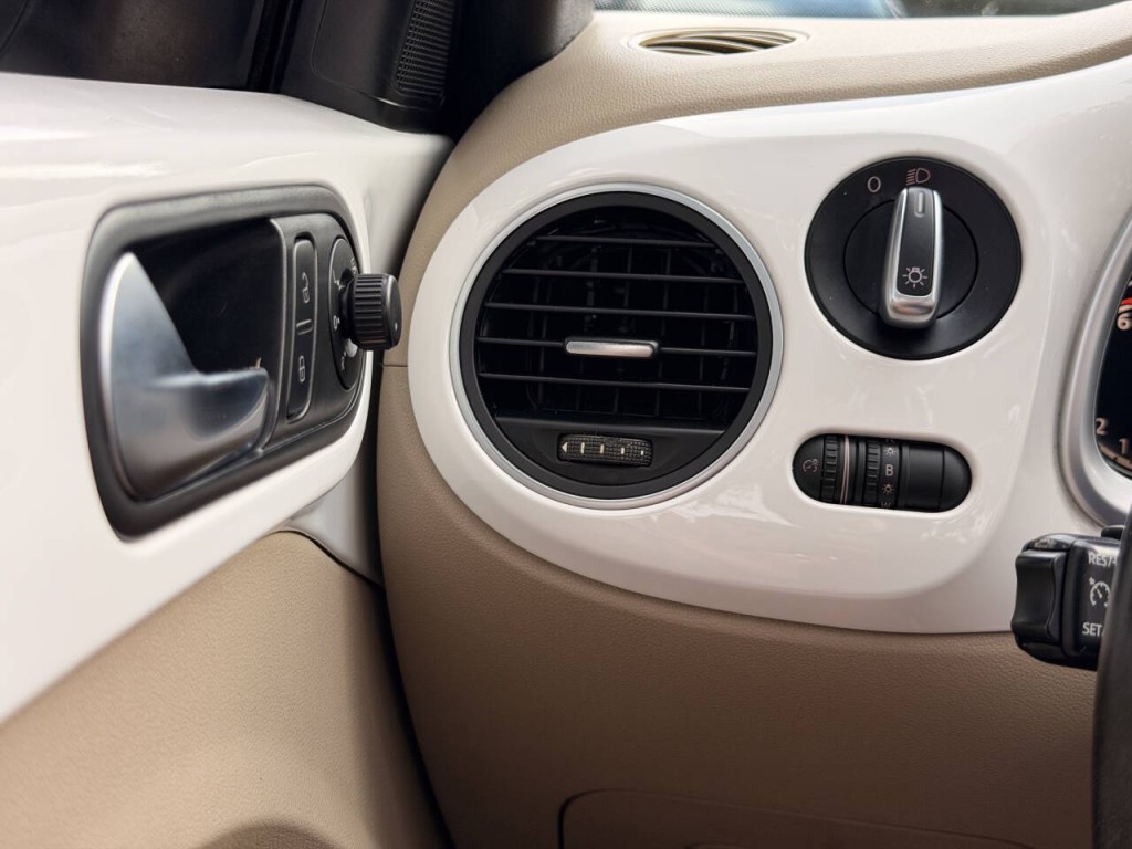 2014 Volkswagen Beetle Image 27