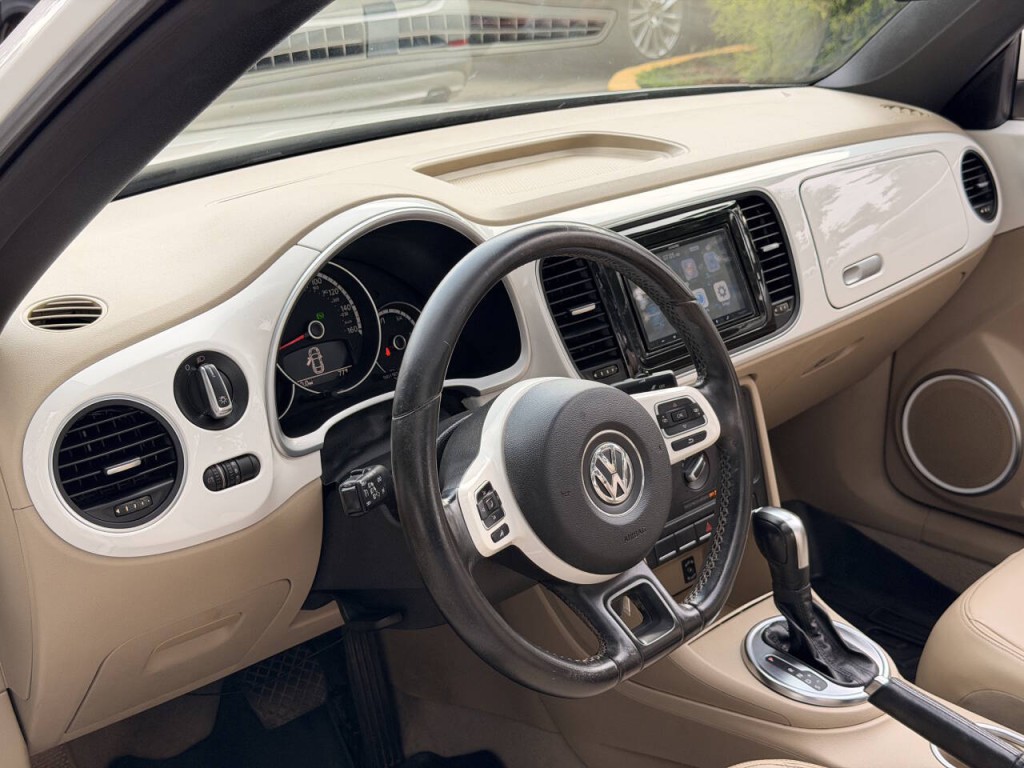 2014 Volkswagen Beetle Image 32