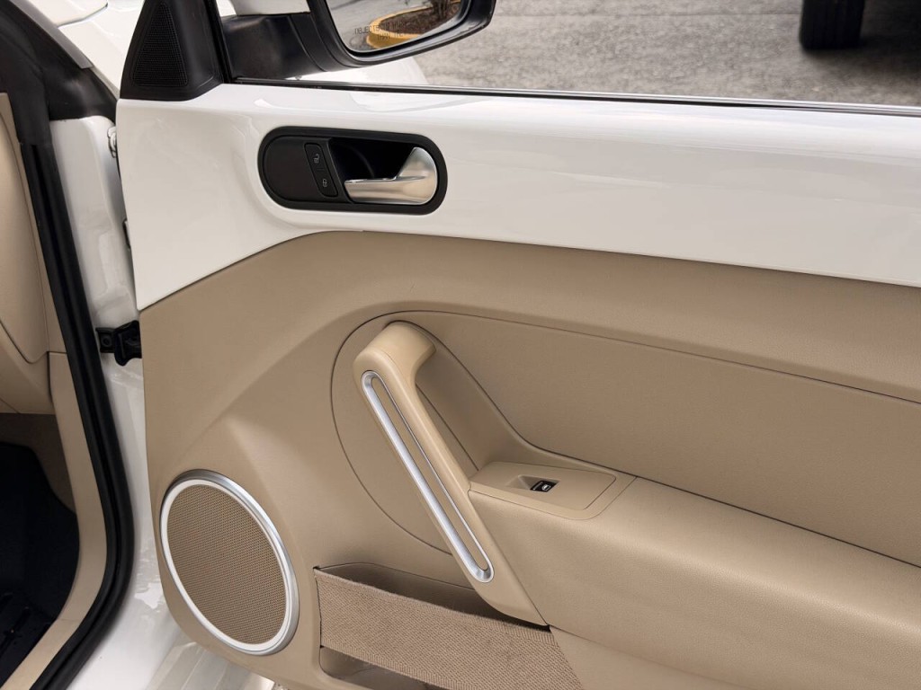 2014 Volkswagen Beetle Image 34