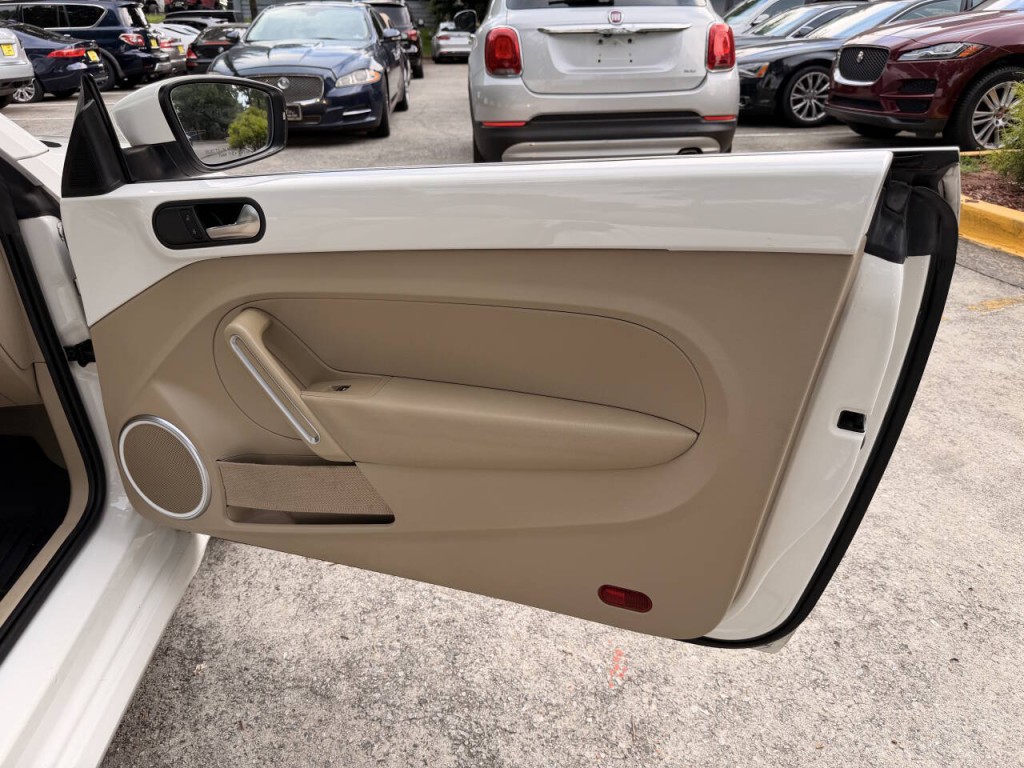 2014 Volkswagen Beetle Image 39