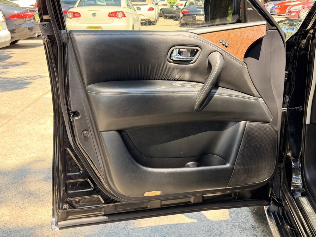 2017 INFINITI QX80 Image 15