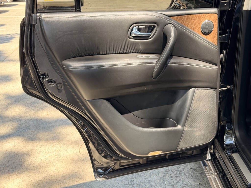 2017 INFINITI QX80 Image 16