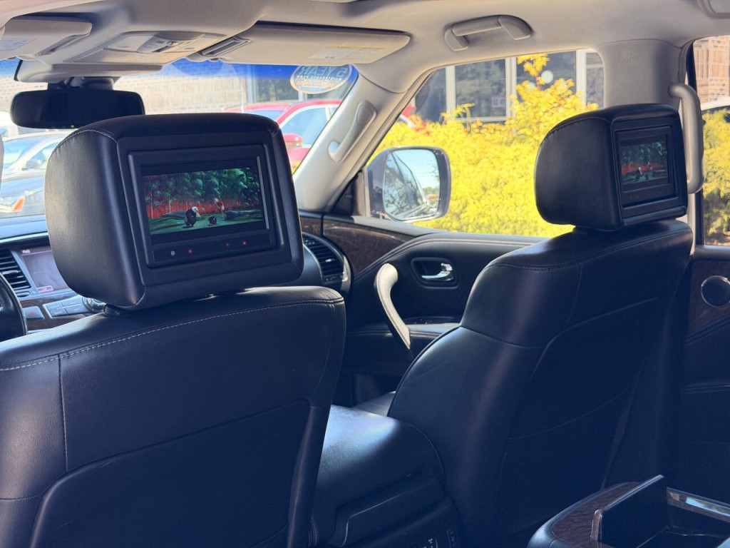 2017 INFINITI QX80 Image 17