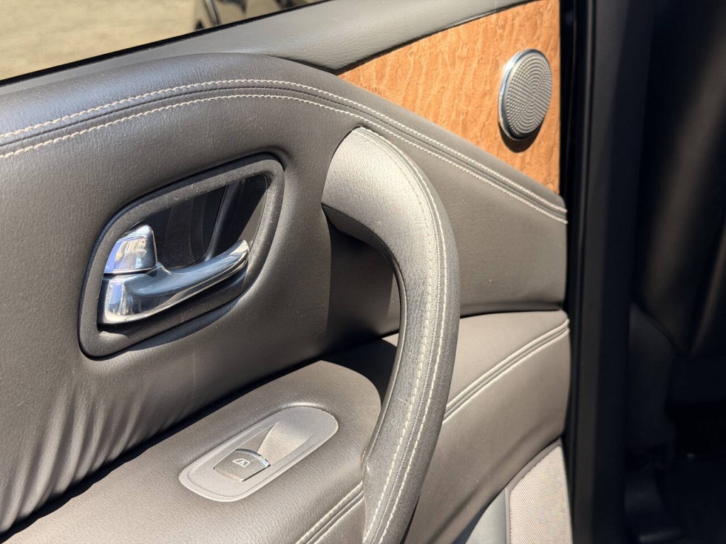 2017 INFINITI QX80 Image 18