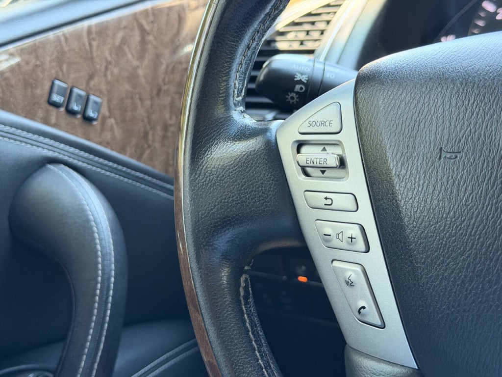 2017 INFINITI QX80 Image 25