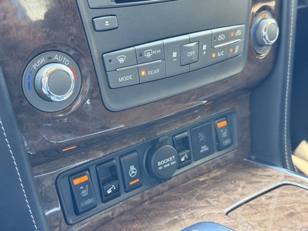 2017 INFINITI QX80 Image 33