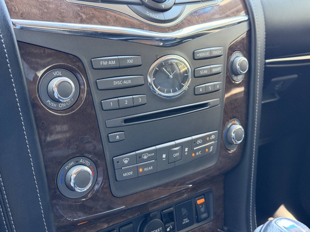 2017 INFINITI QX80 Image 36