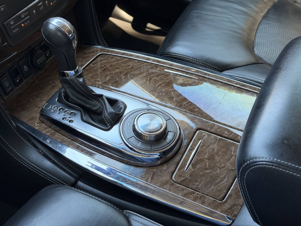 2017 INFINITI QX80 Image 37