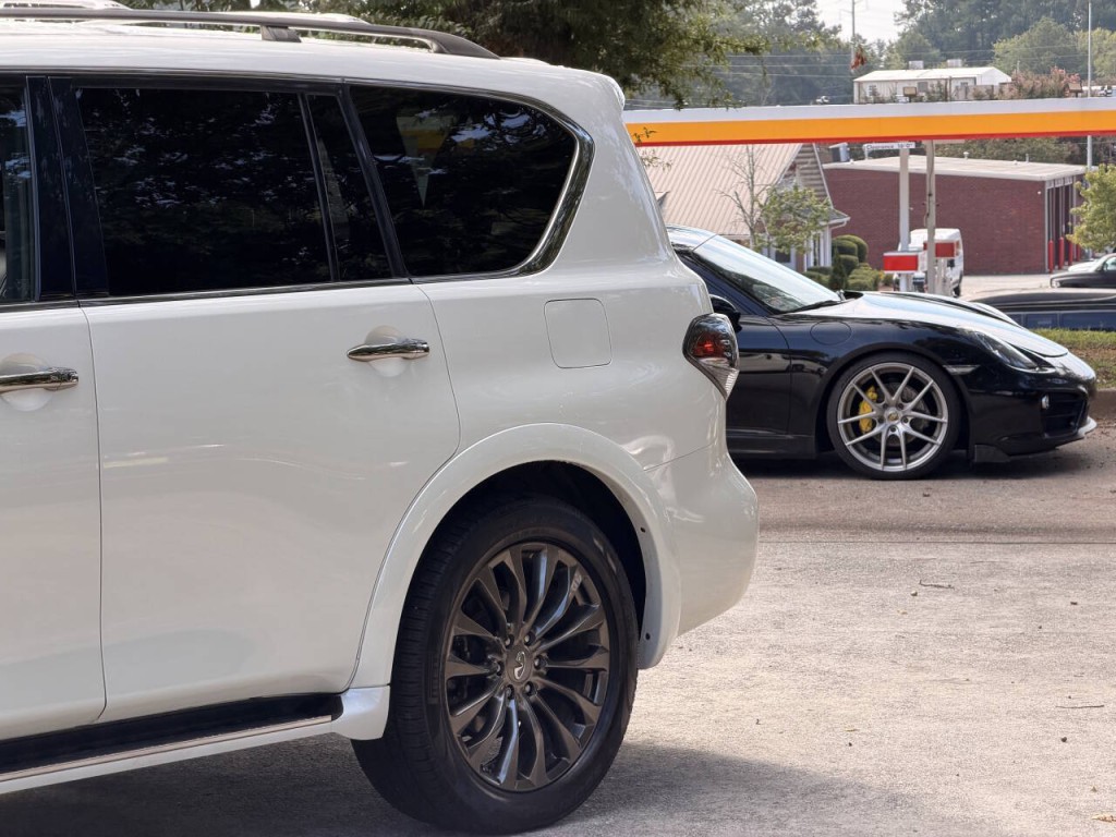 2015 INFINITI QX80 Image 9