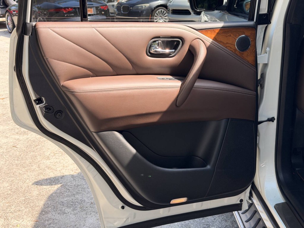 2015 INFINITI QX80 Image 23