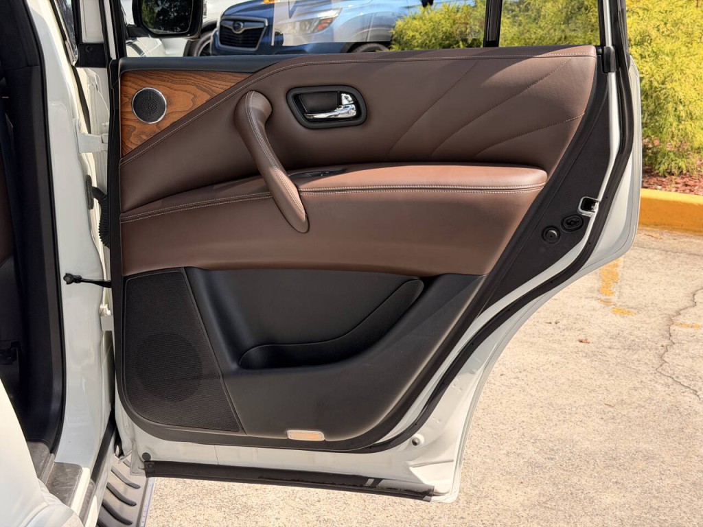 2015 INFINITI QX80 Image 27