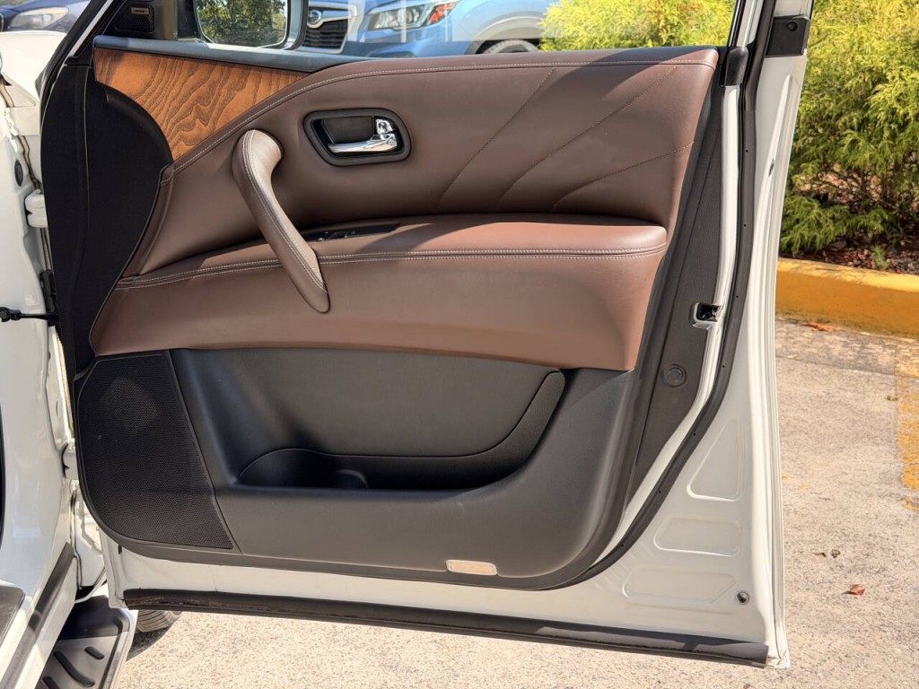 2015 INFINITI QX80 Image 30