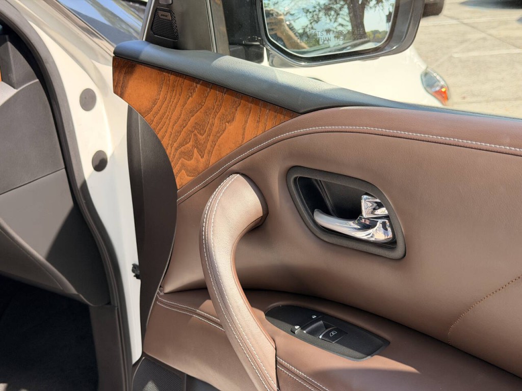 2015 INFINITI QX80 Image 31