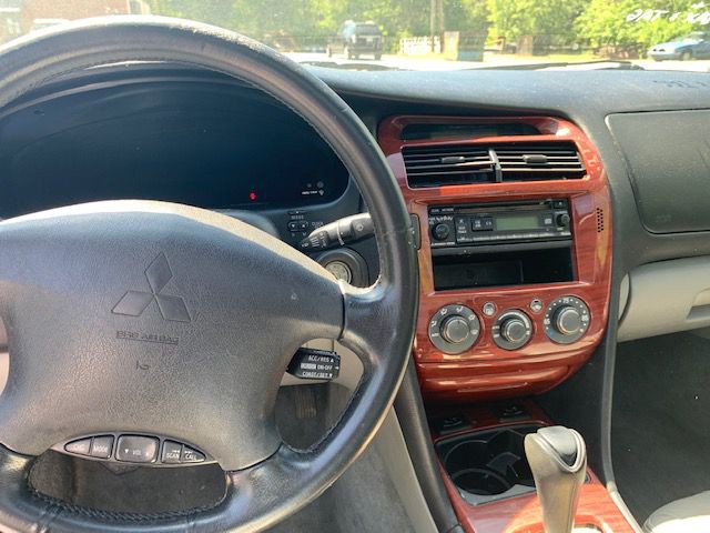 2004 Mitsubishi Diamante Image 3