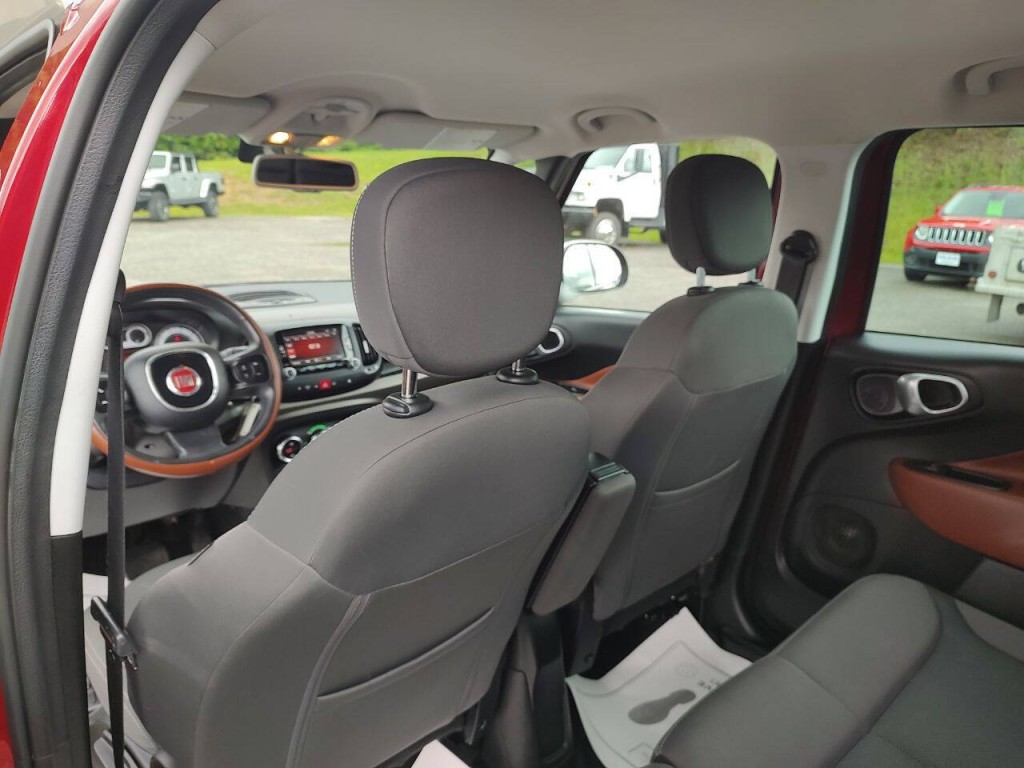 2016 FIAT 500L Image 24