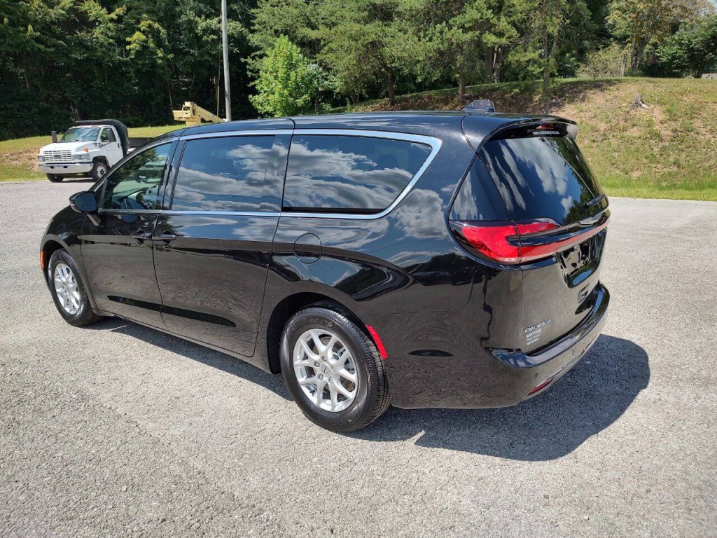2025 Chrysler Pacifica Image 13