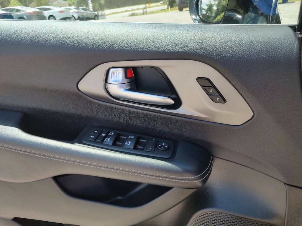 2025 Chrysler Pacifica Image 75