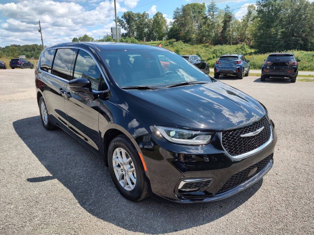 2025 Chrysler Pacifica Image 8