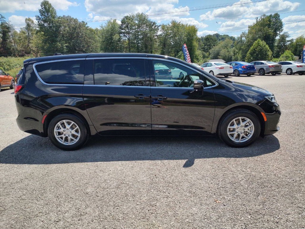 2025 Chrysler Pacifica Image 10