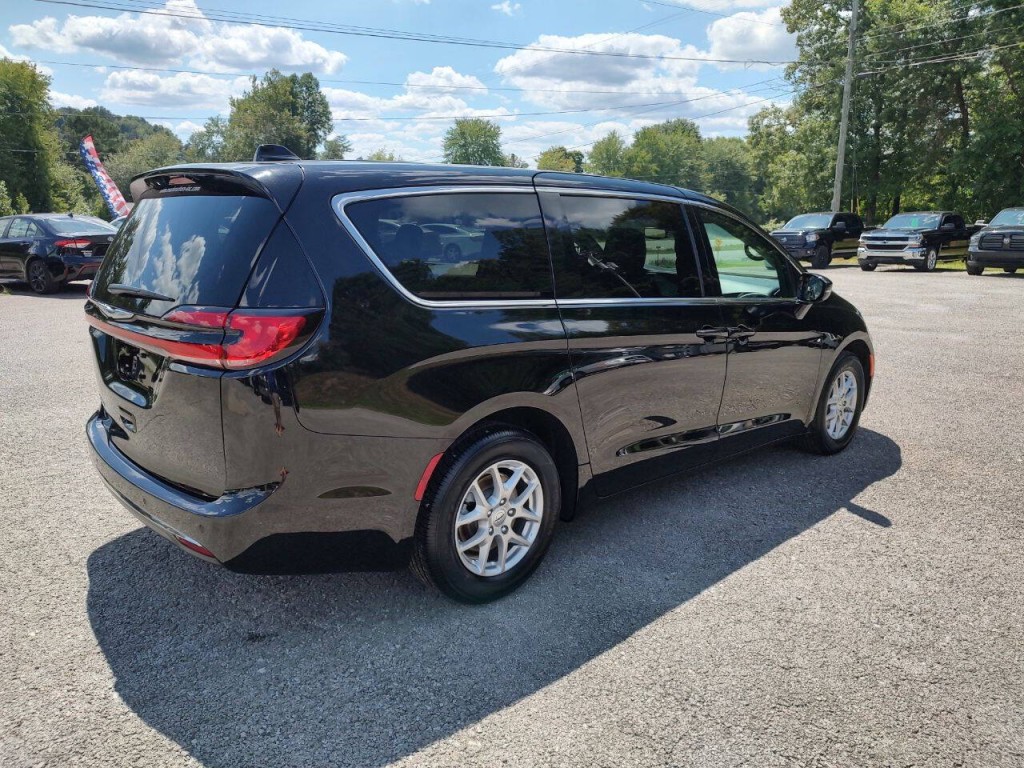 2025 Chrysler Pacifica Image 12