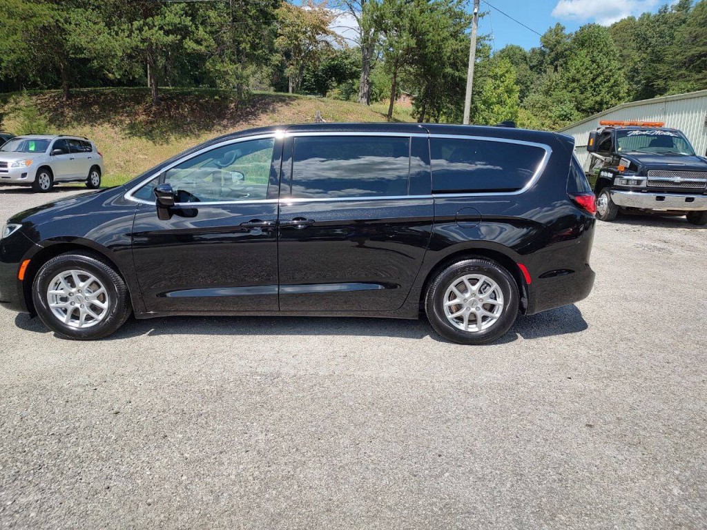 2025 Chrysler Pacifica Image 15