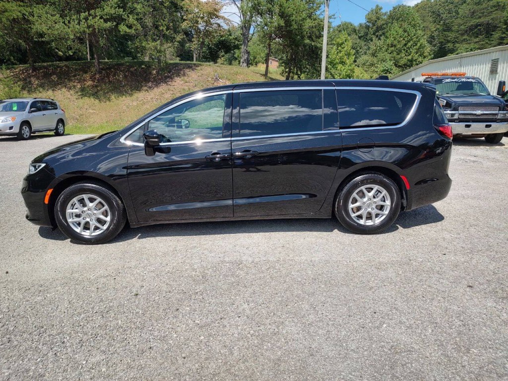 2025 Chrysler Pacifica Image 16