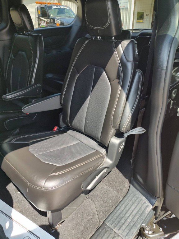 2025 Chrysler Pacifica Image 36